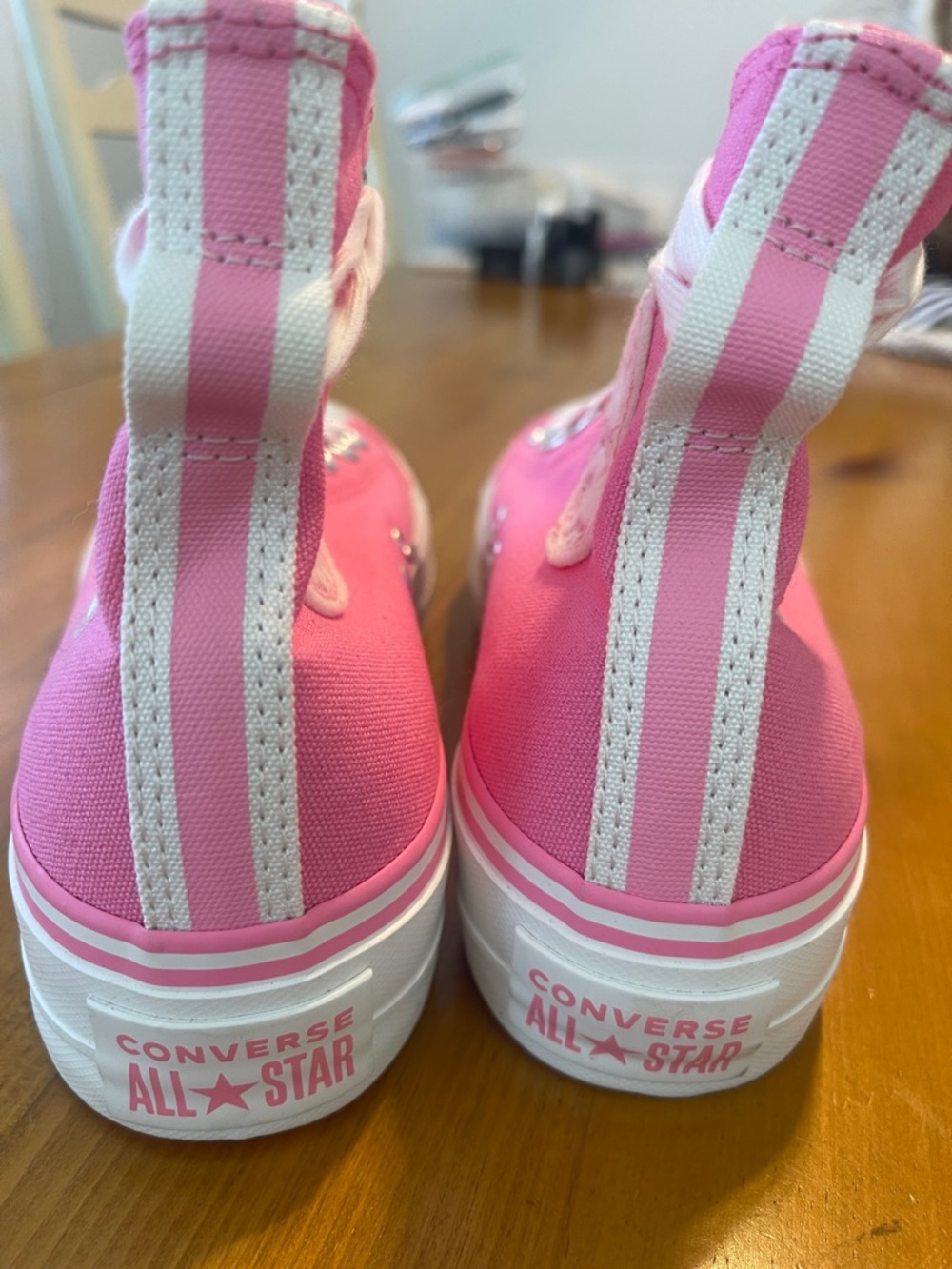 Converse High Top Sneakers in Bright Bubblegum💕Pink💕and White~ NEW Size 6.5 - Picture 5 of 9